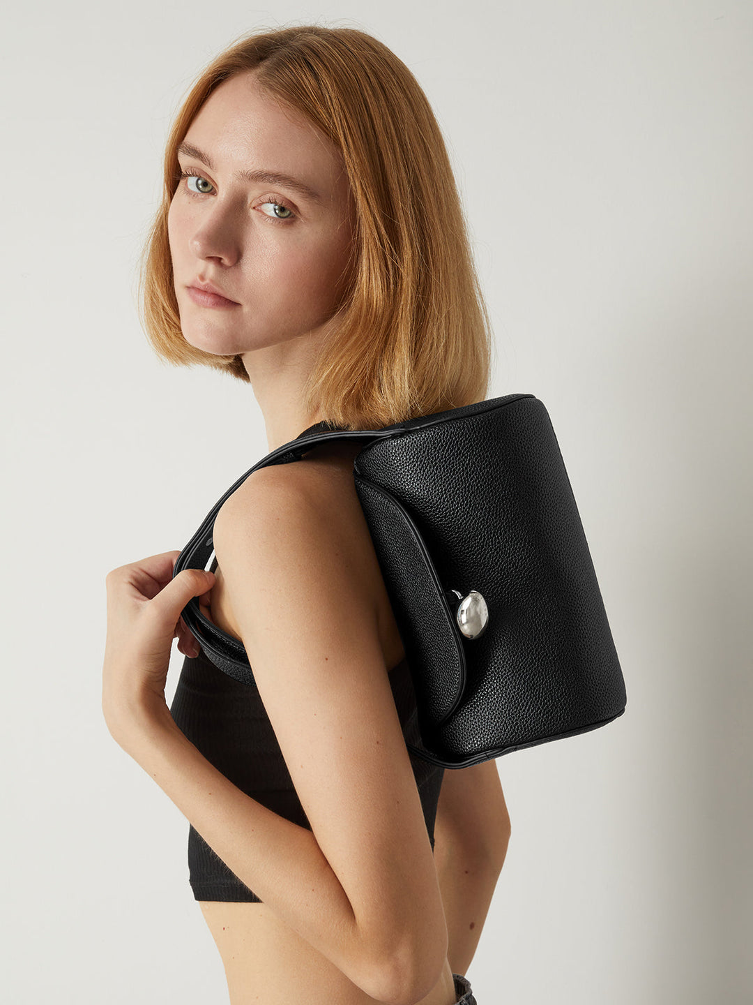 Texturierte Schnallen-Handtasche mit Klappe