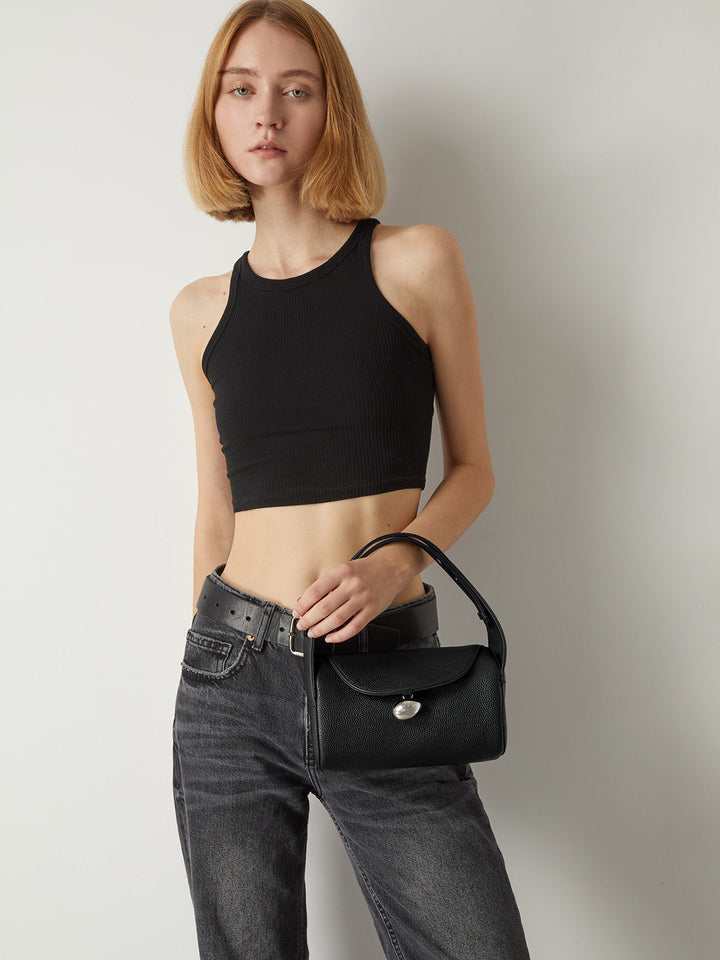 Texturierte Schnallen-Handtasche mit Klappe