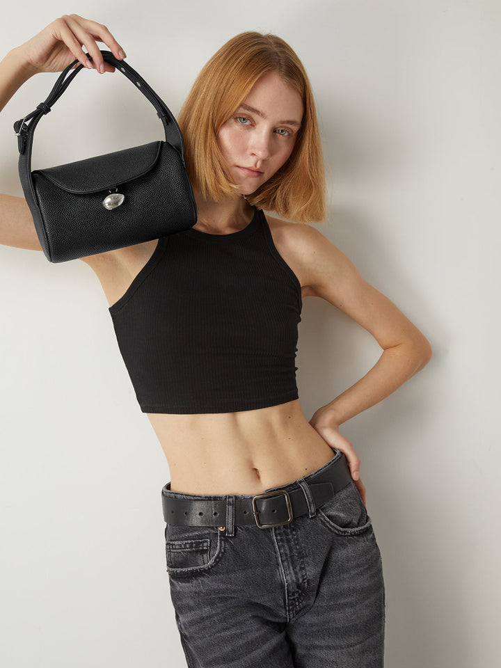 Texturierte Schnallen-Handtasche mit Klappe
