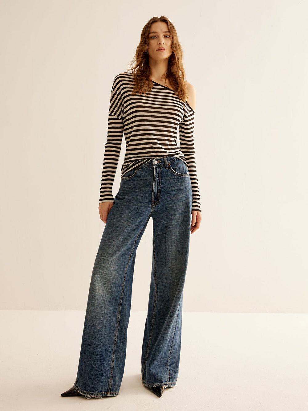 Asymmetrisches Streifen-T-Shirt mit Kragen