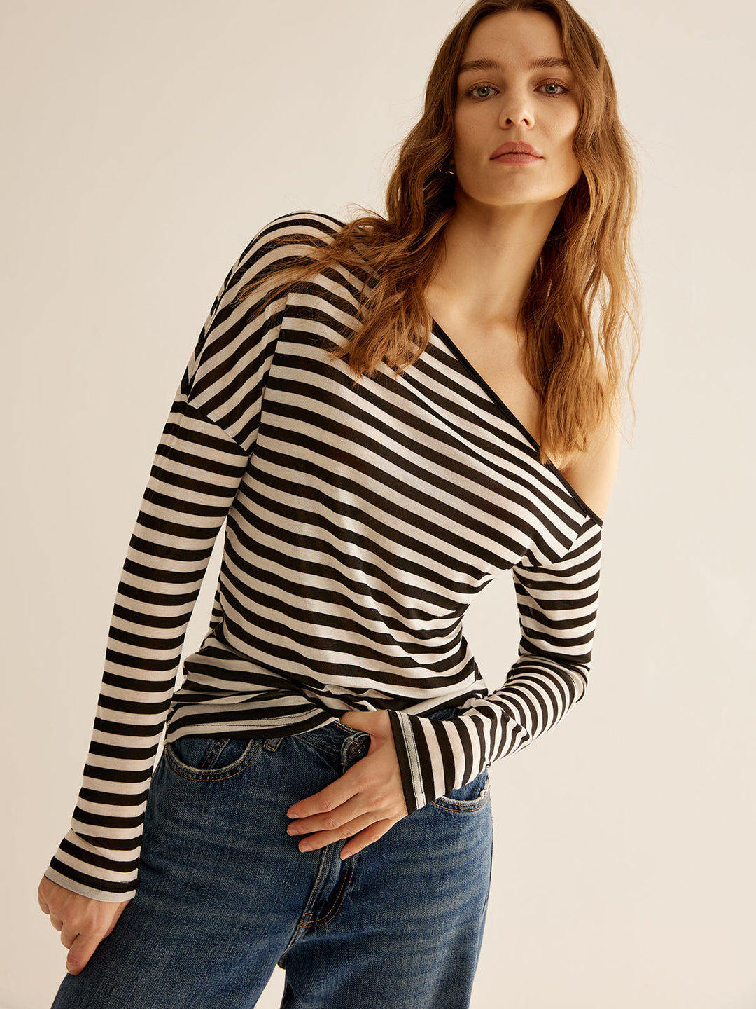 Asymmetrisches Streifen-T-Shirt mit Kragen