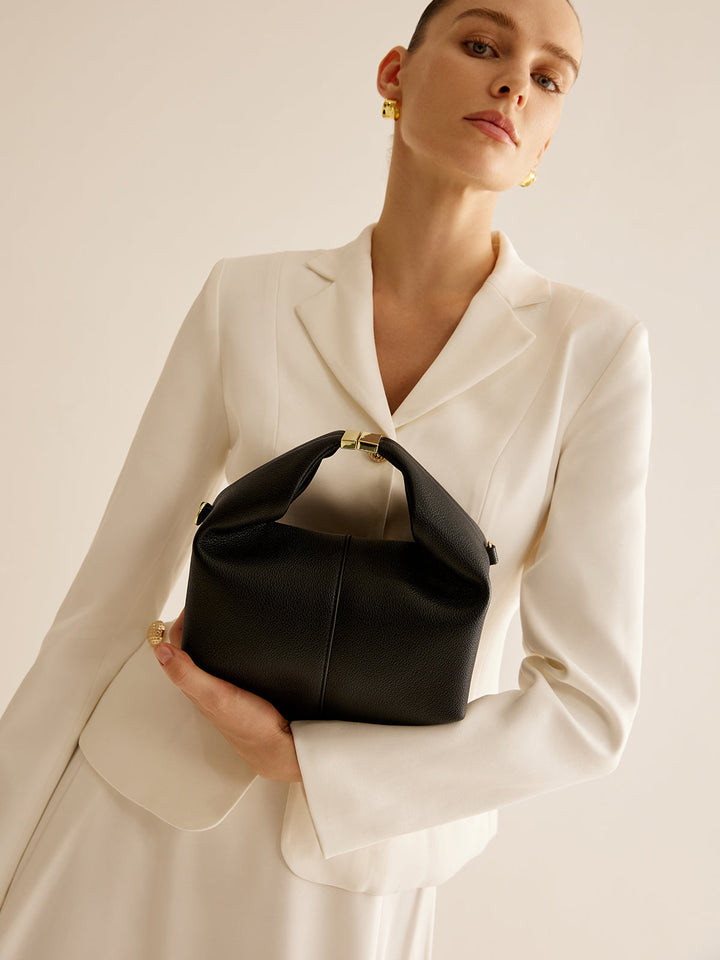 Tasche mit oberem Griff und abgerundeter Form mit Metalldetail