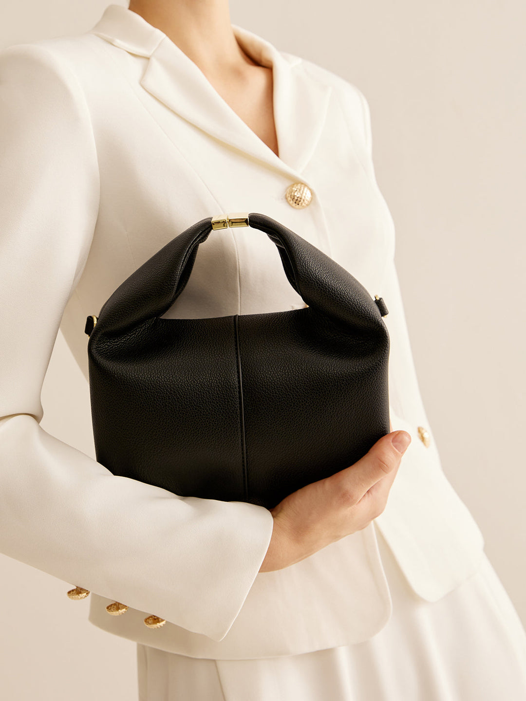 Tasche mit oberem Griff und abgerundeter Form mit Metalldetail