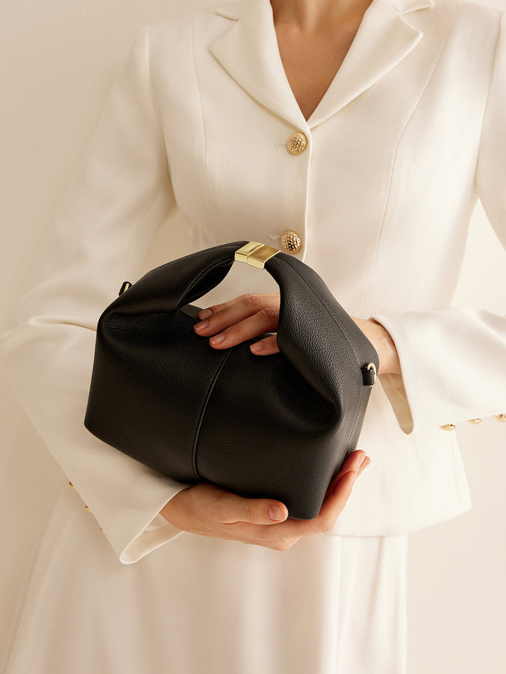 Tasche mit oberem Griff und abgerundeter Form mit Metalldetail