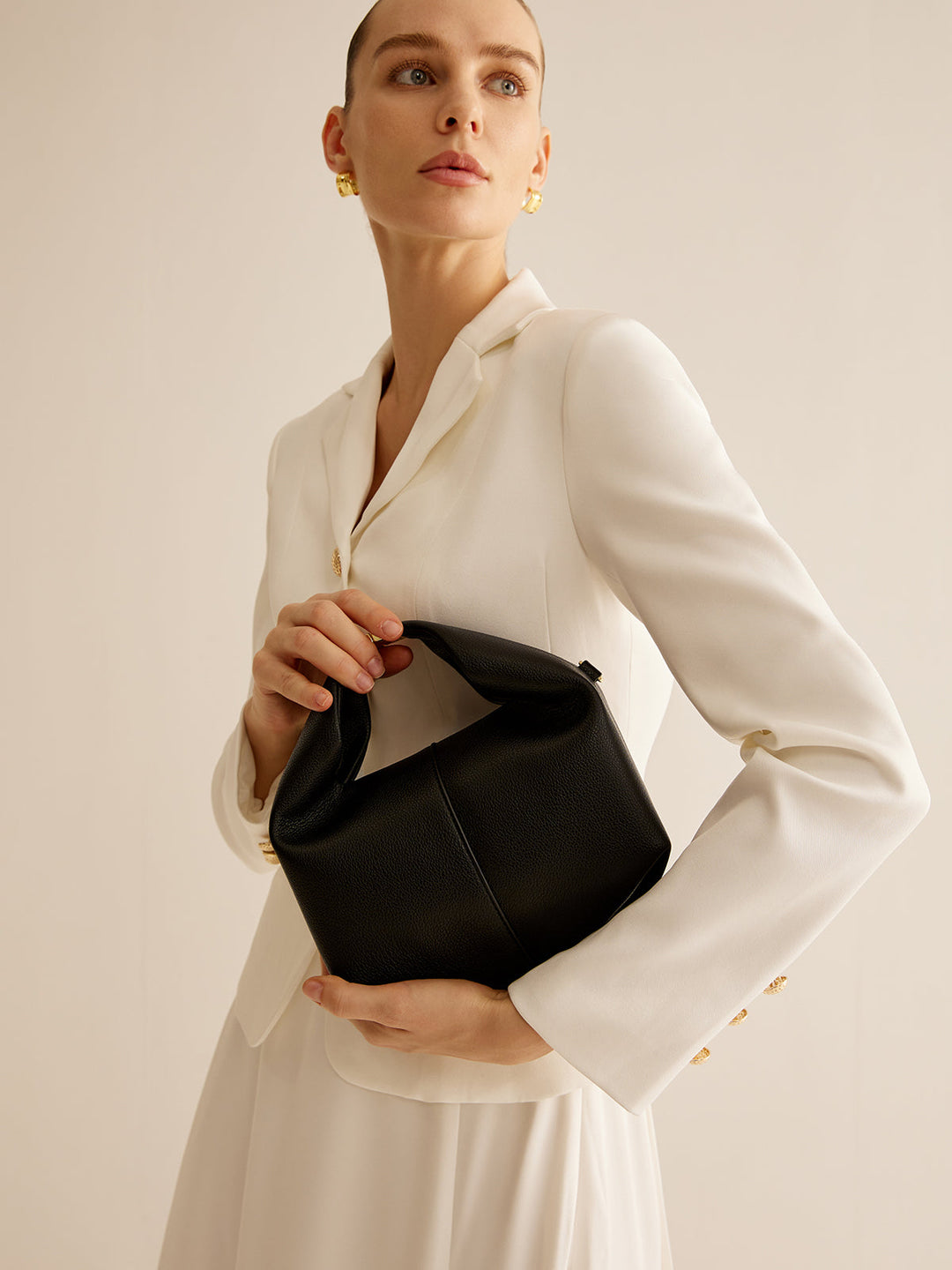 Tasche mit oberem Griff und abgerundeter Form mit Metalldetail
