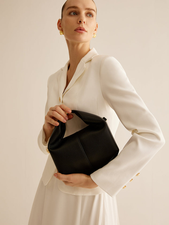 Tasche mit oberem Griff und abgerundeter Form mit Metalldetail