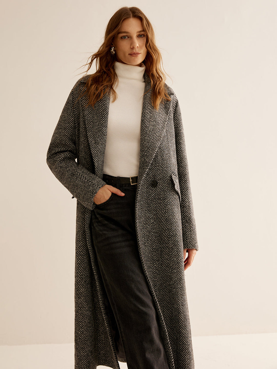 Zeitloser vielseitiger langer Trenchcoat