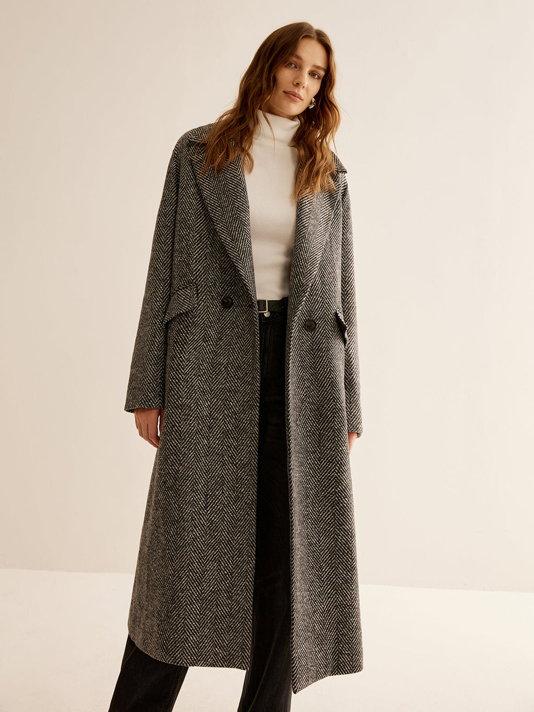 Zeitloser vielseitiger langer Trenchcoat