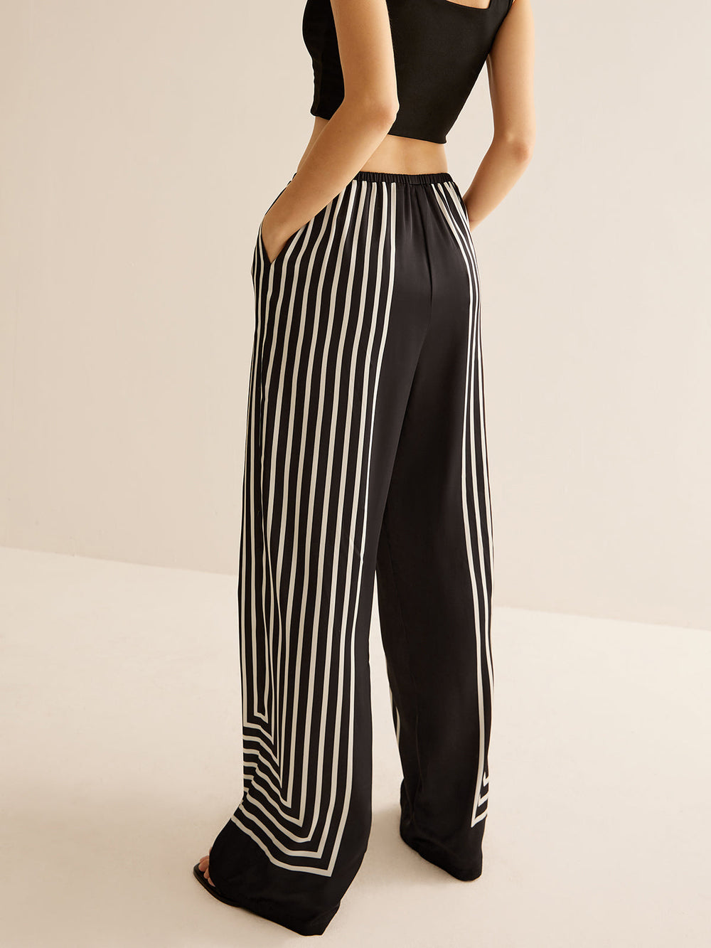 Geometrische Nadelstreifen-Satinhose