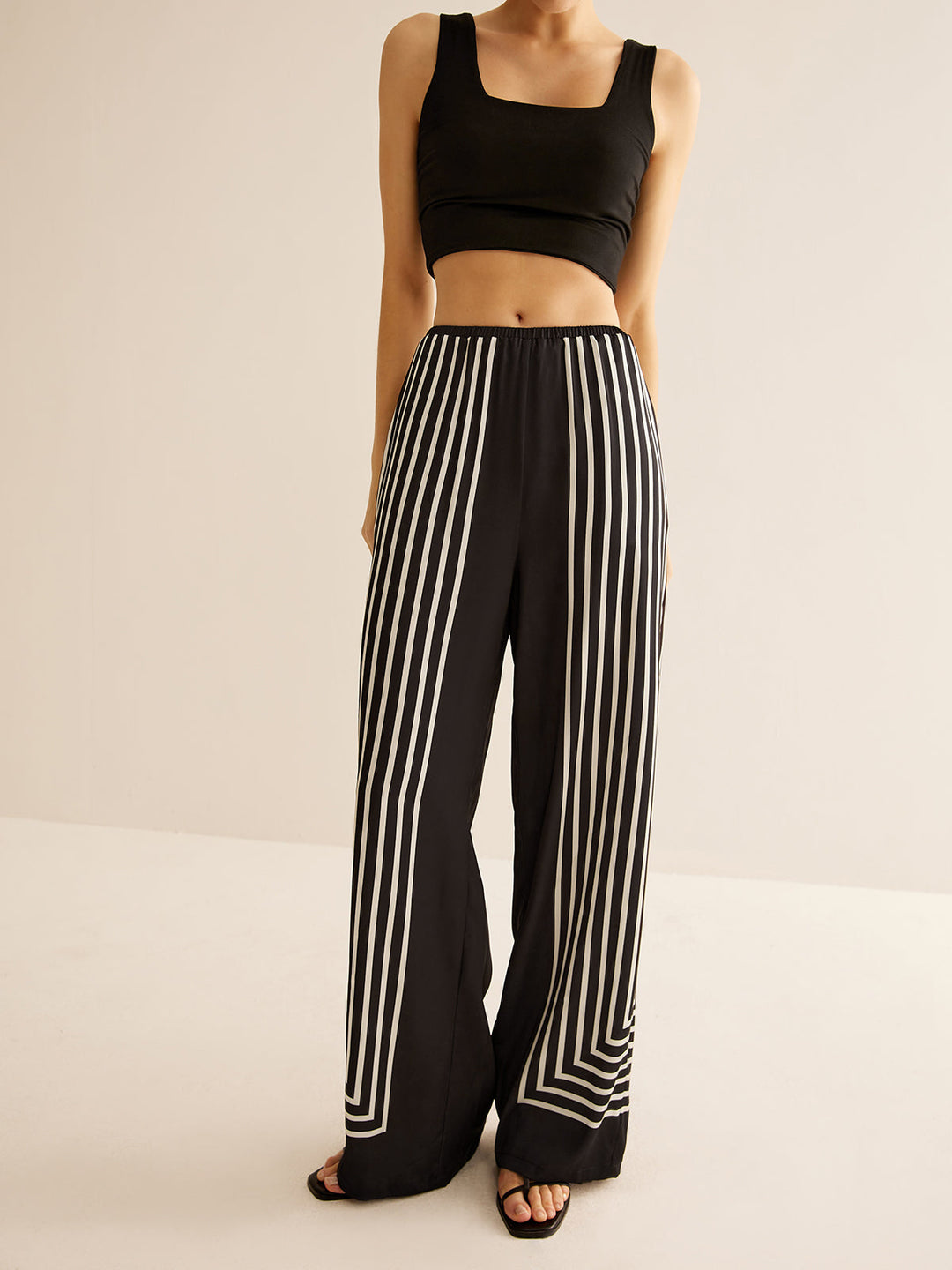 Geometrische Nadelstreifen-Satinhose