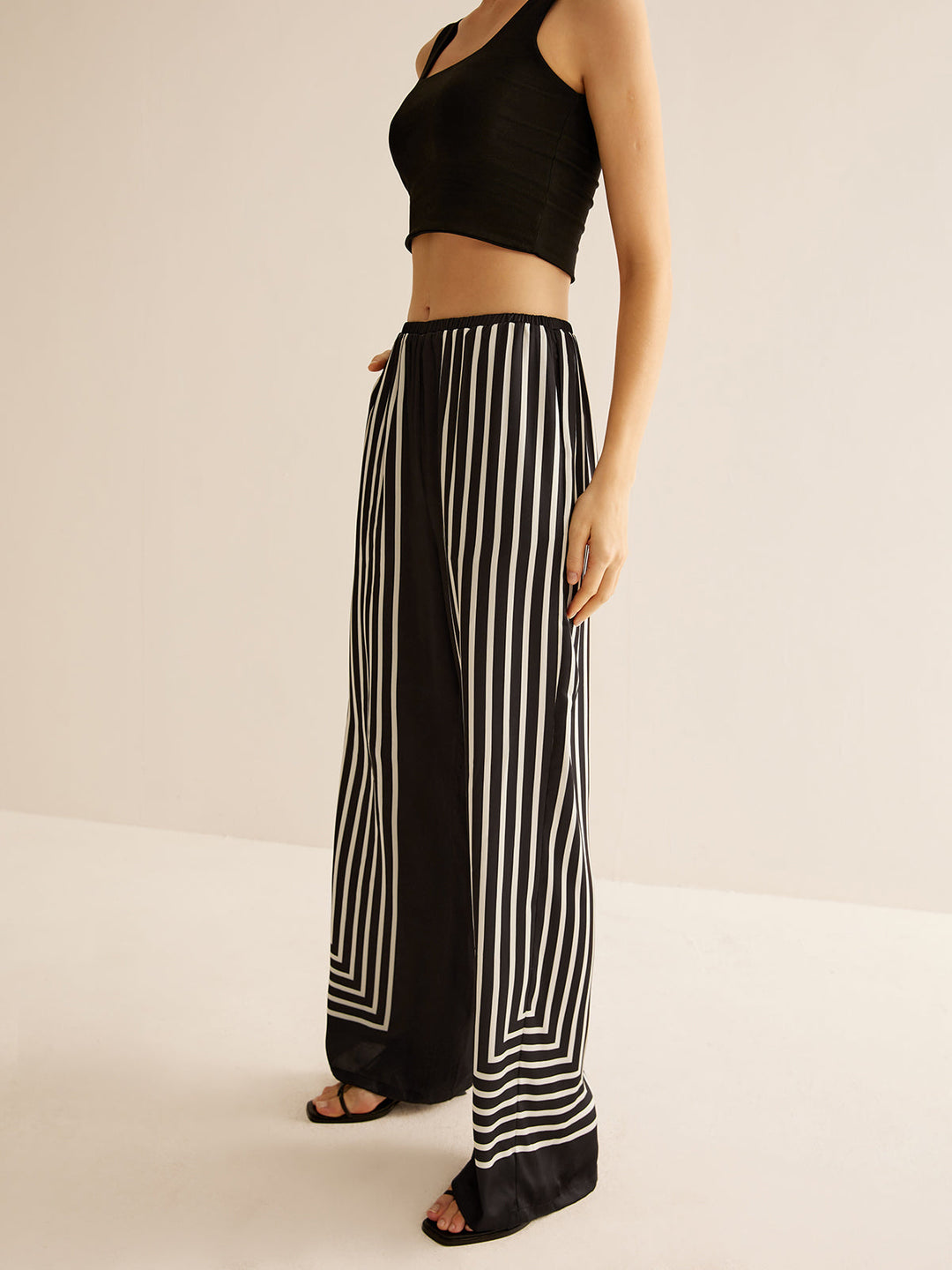 Geometrische Nadelstreifen-Satinhose