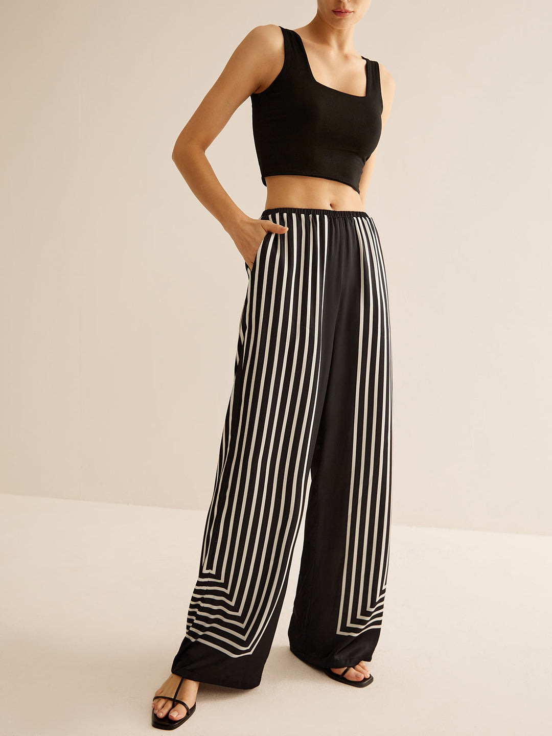 Geometrische Nadelstreifen-Satinhose