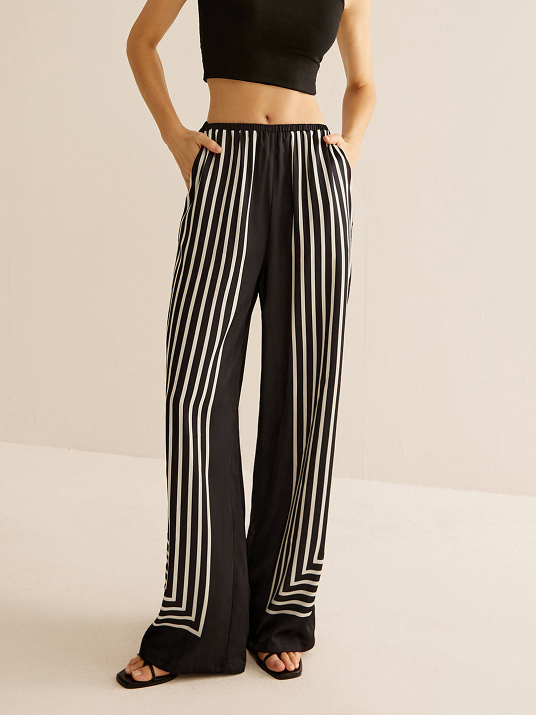 Geometrische Nadelstreifen-Satinhose
