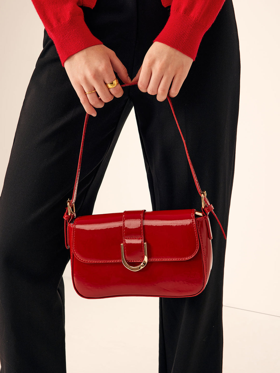 Glänzende Schnallen-Tasche mit Klappe