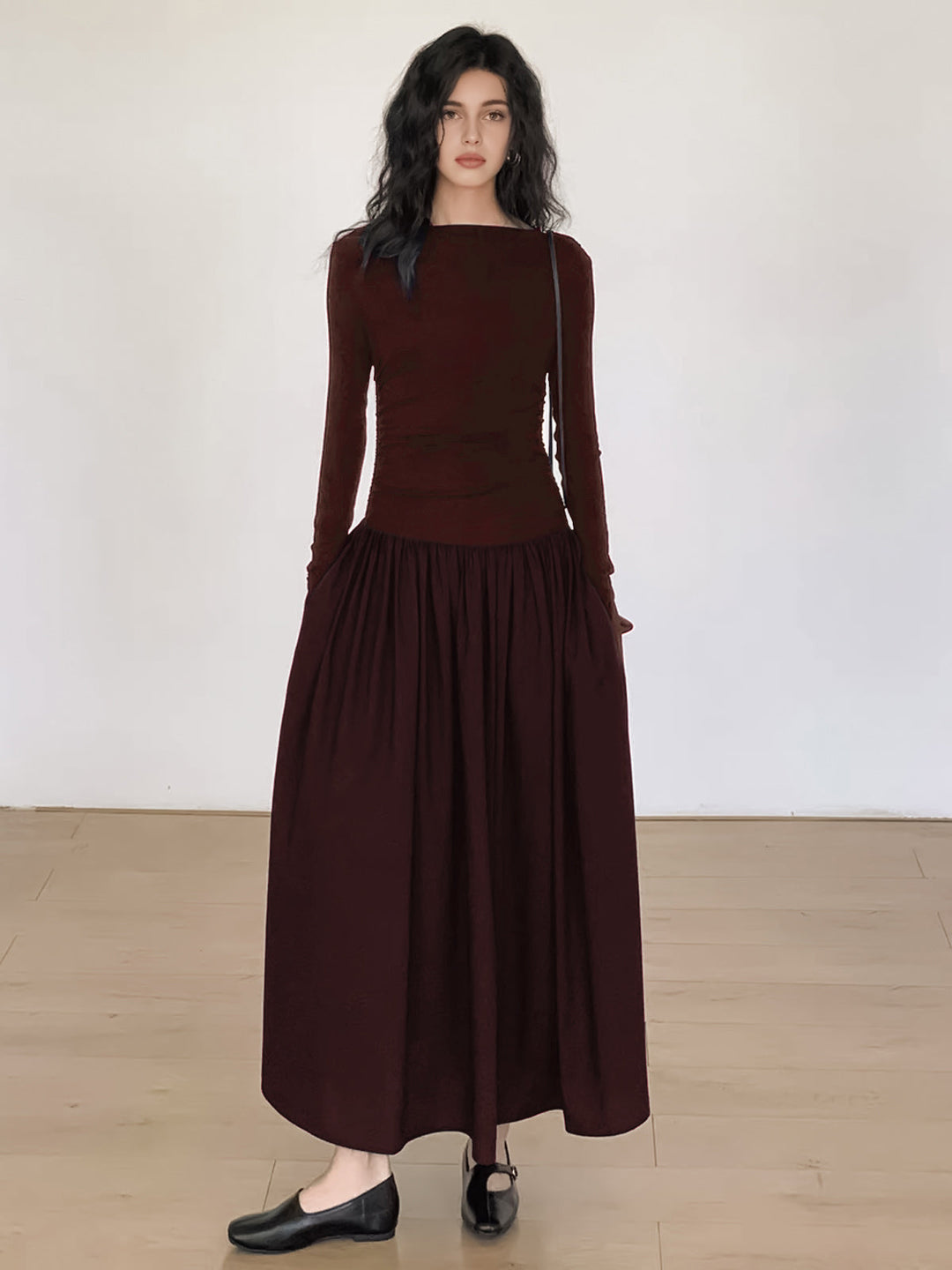 Gekräuseltes Patchwork-Strickkleid mit langen Ärmeln und Midi-Länge