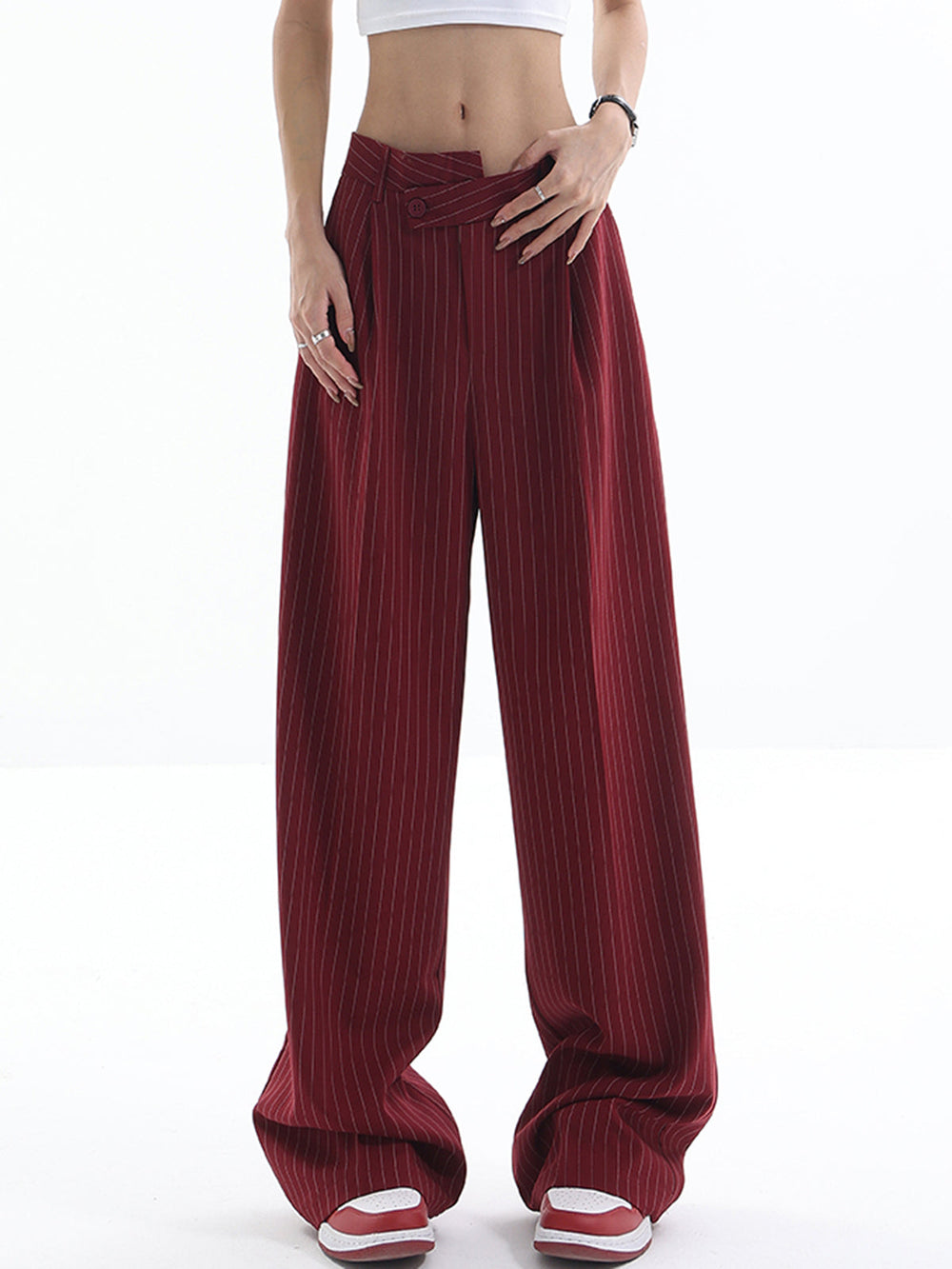 Asymmetrische Hose mit Nadelstreifen und hoher Taille