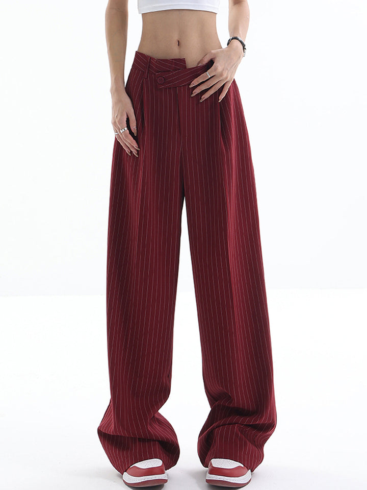 Asymmetrische Hose mit Nadelstreifen und hoher Taille