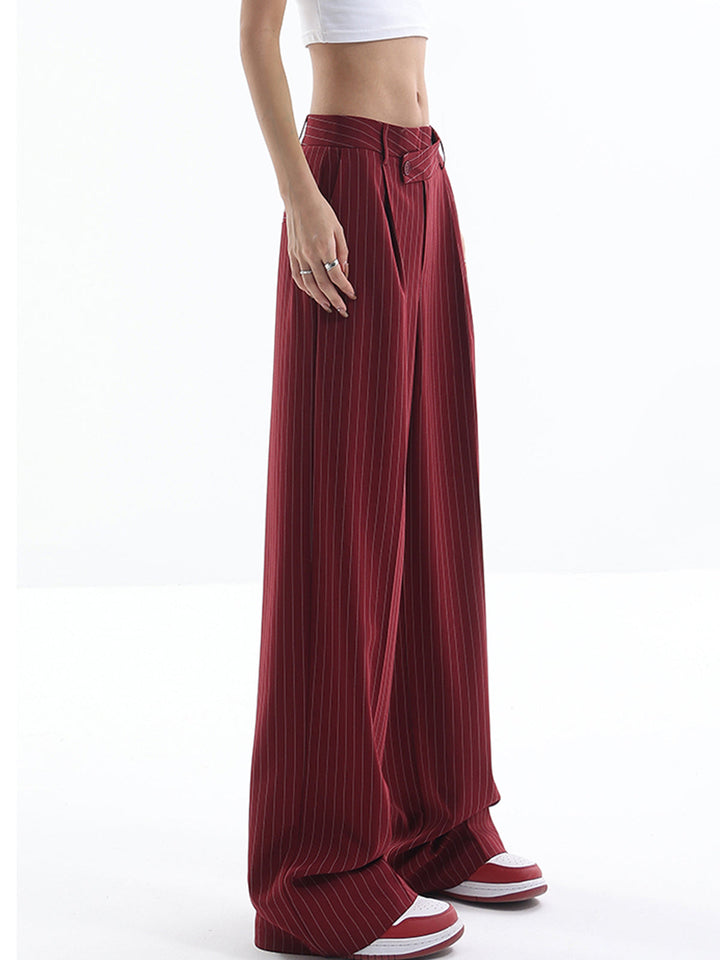 Asymmetrische Hose mit Nadelstreifen und hoher Taille