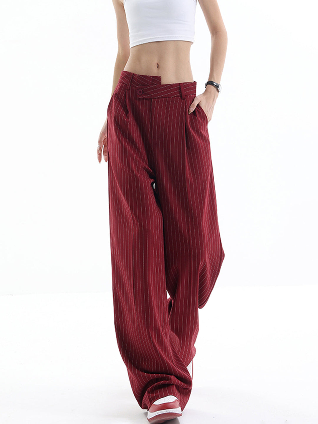 Asymmetrische Hose mit Nadelstreifen und hoher Taille