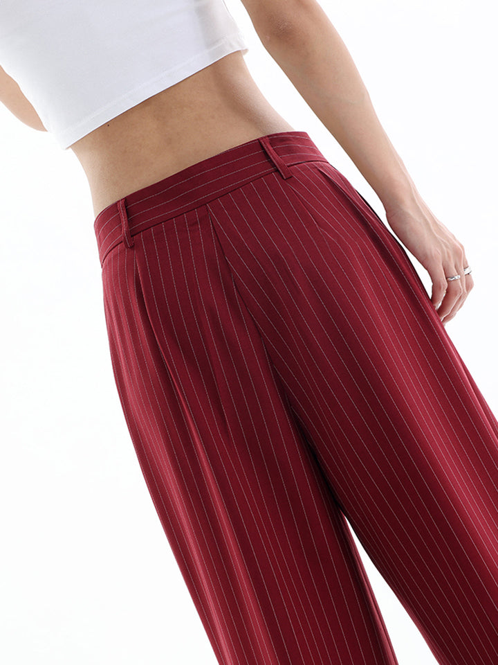 Asymmetrische Hose mit Nadelstreifen und hoher Taille