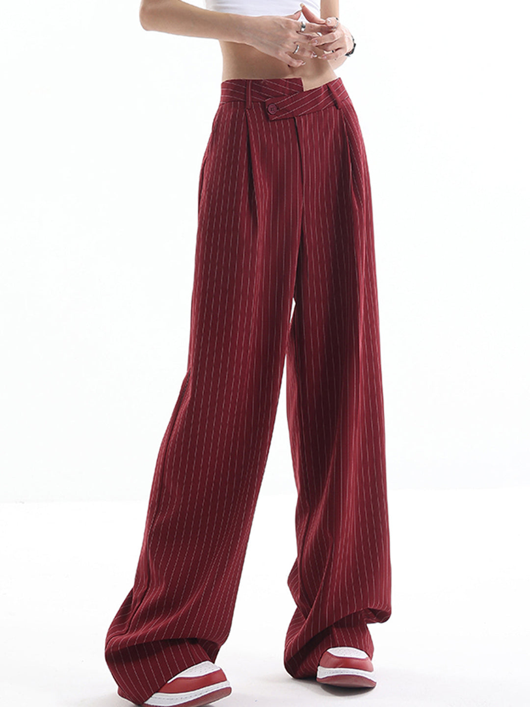 Asymmetrische Hose mit Nadelstreifen und hoher Taille