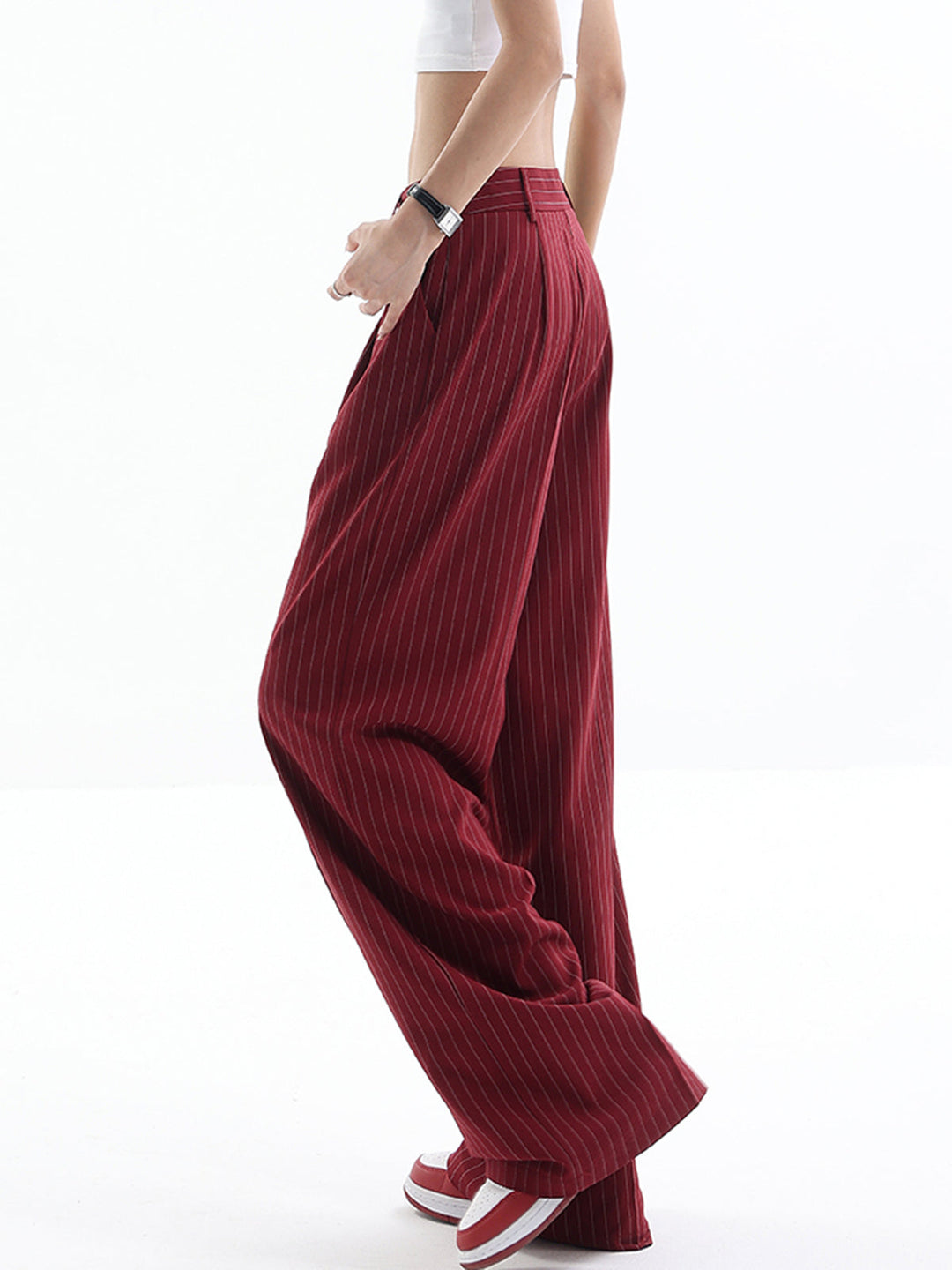 Asymmetrische Hose mit Nadelstreifen und hoher Taille