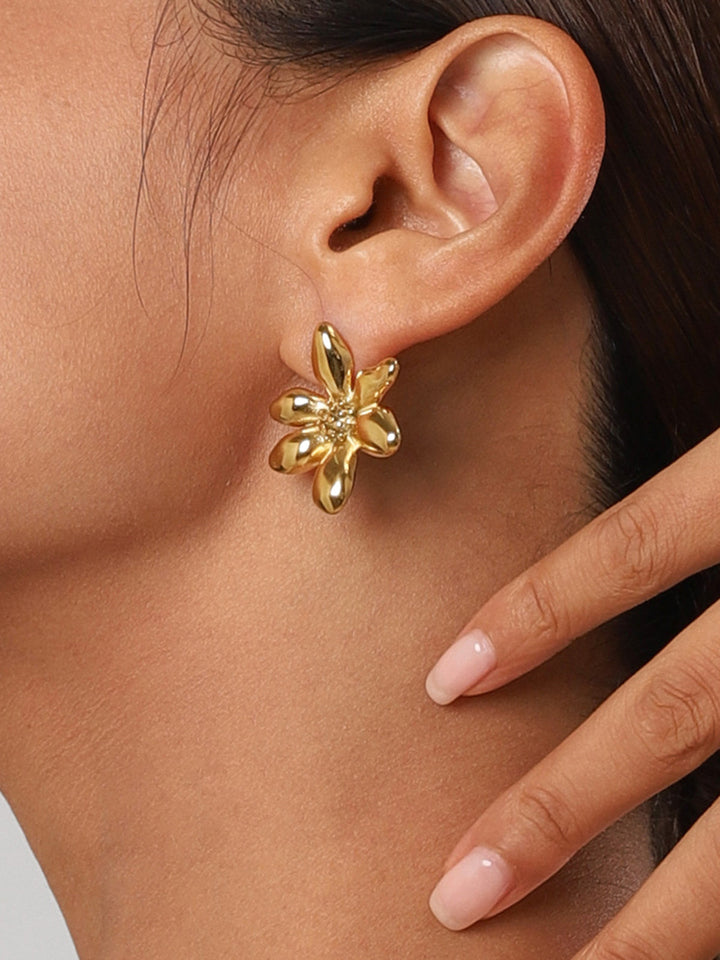 Elegante Ohrringe mit unregelmäßigen Blütenblättern