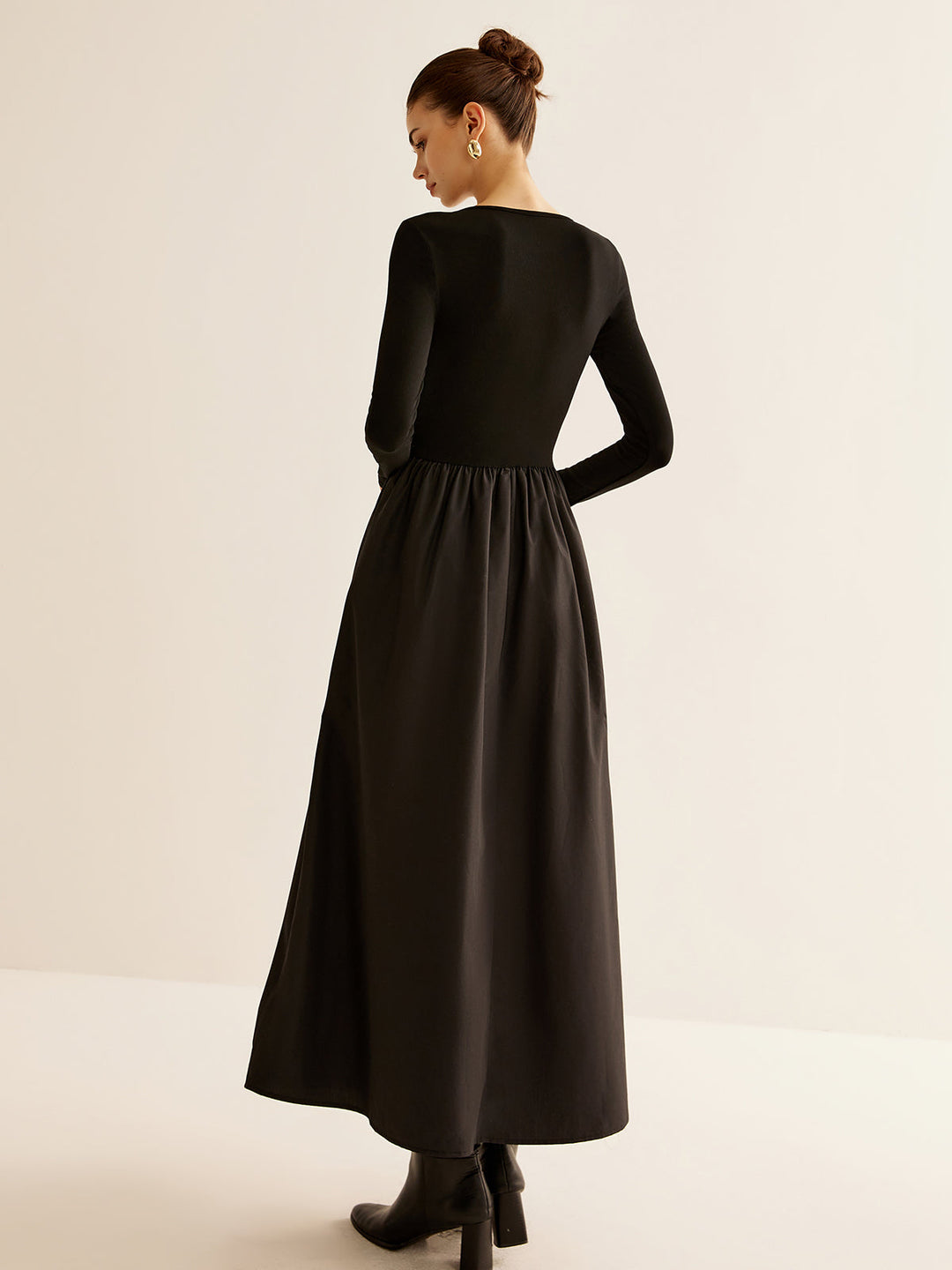 Kleid mit Schlüssellochausschnitt
