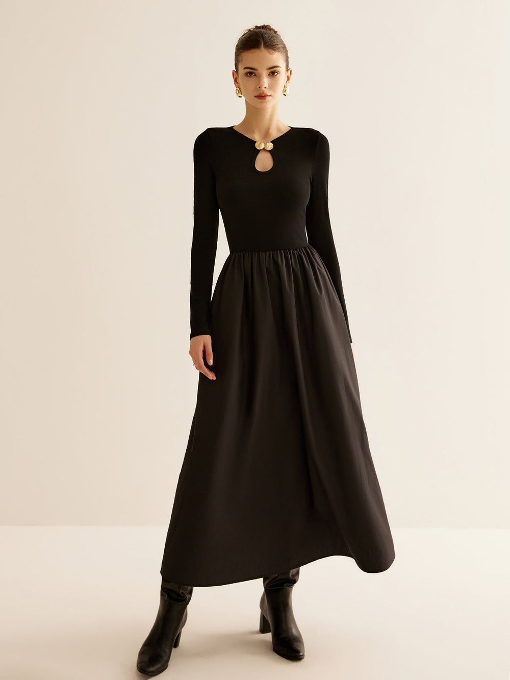 Kleid mit Schlüssellochausschnitt