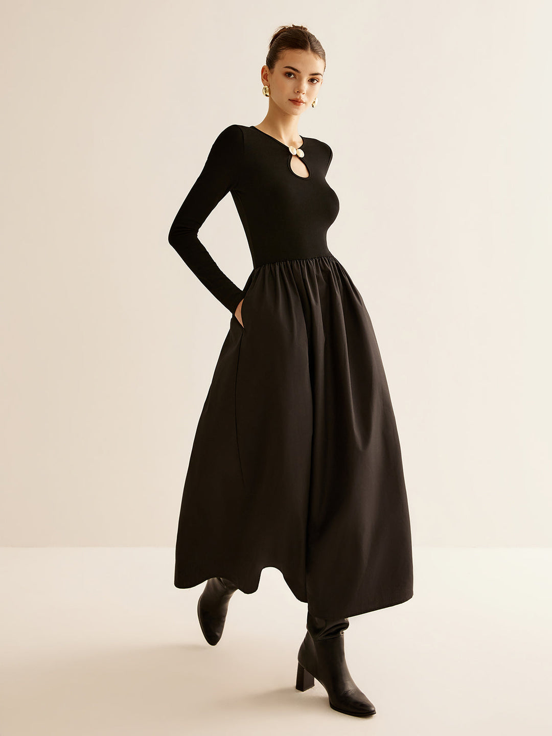 Kleid mit Schlüssellochausschnitt