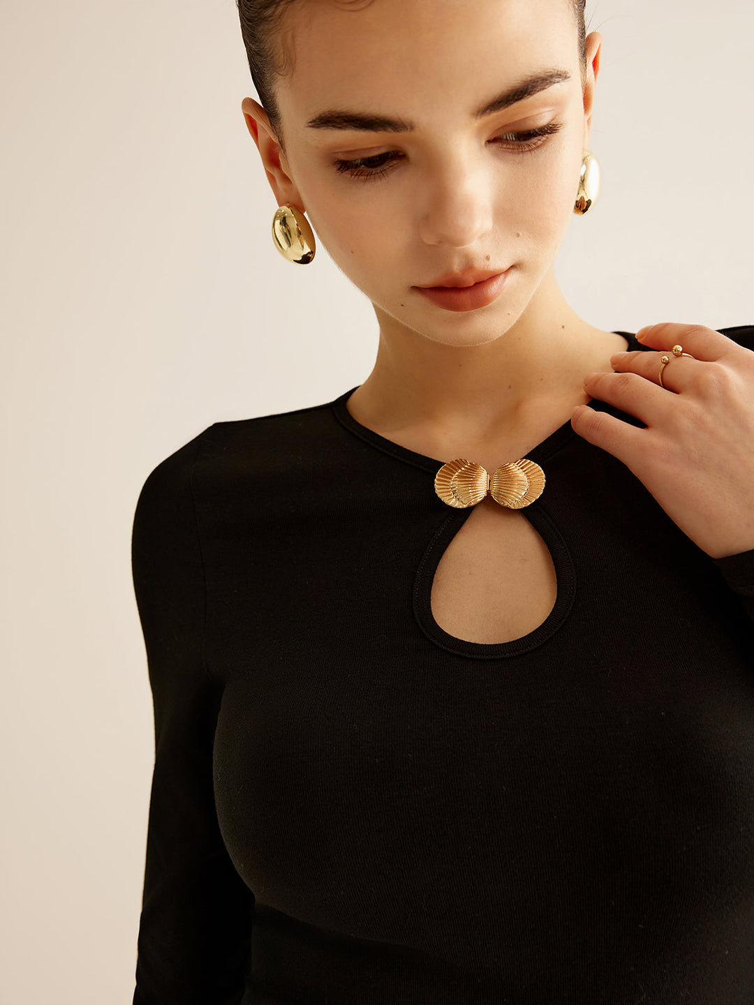 Kleid mit Schlüssellochausschnitt