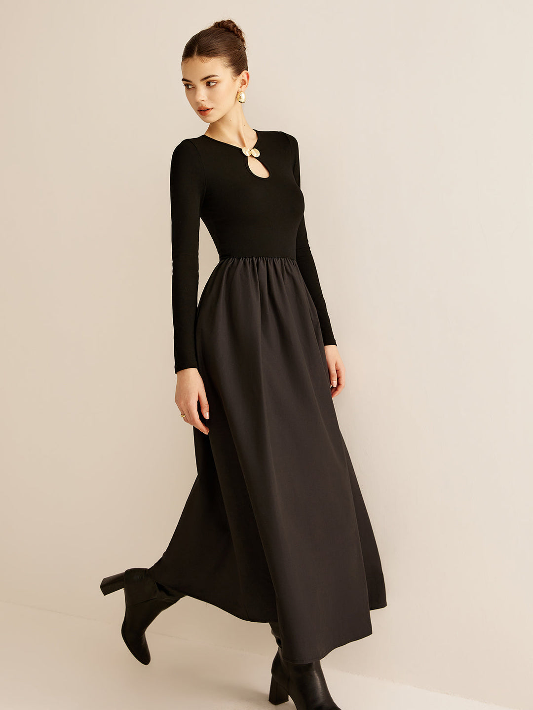 Kleid mit Schlüssellochausschnitt