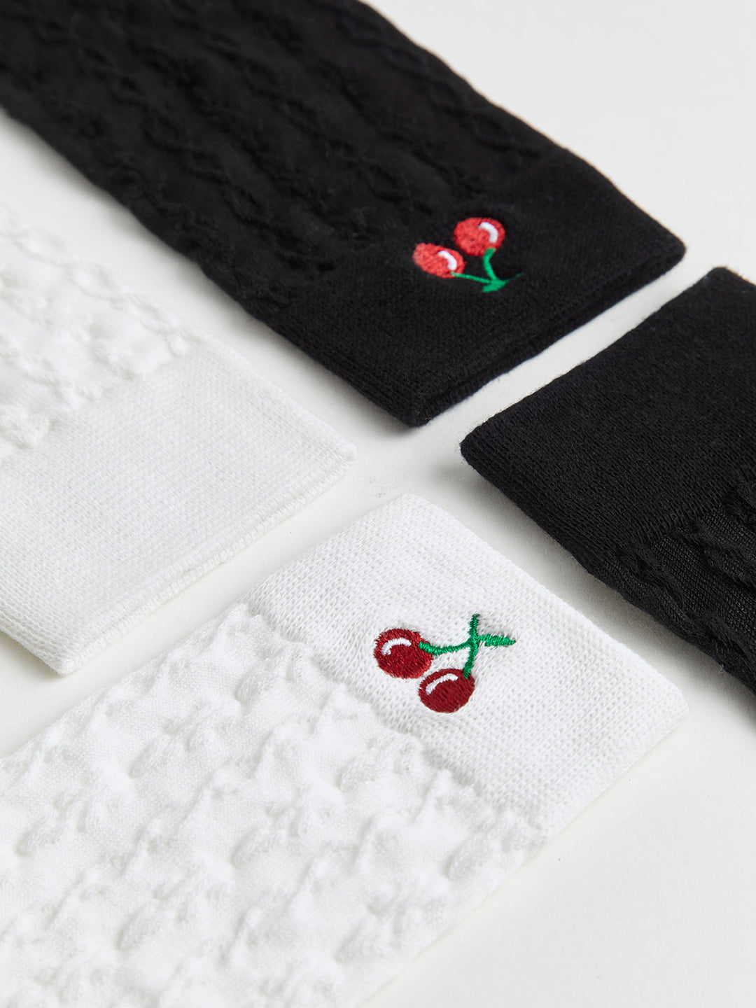 Kirschbestickte warme Pile-Socken mit Twist