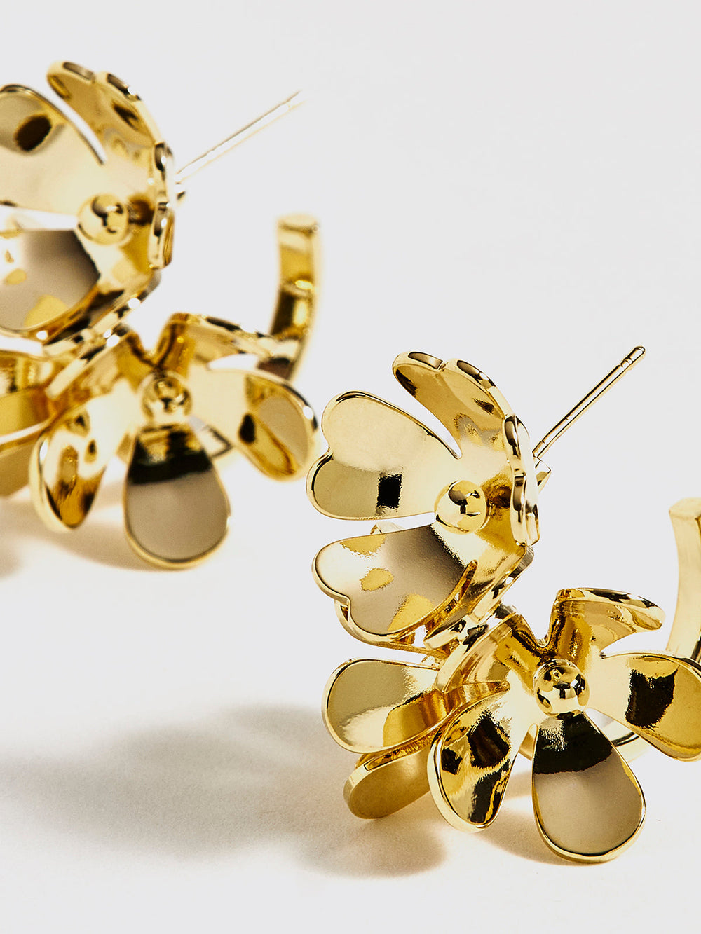 Retro-Ohrstecker aus Metallblumen