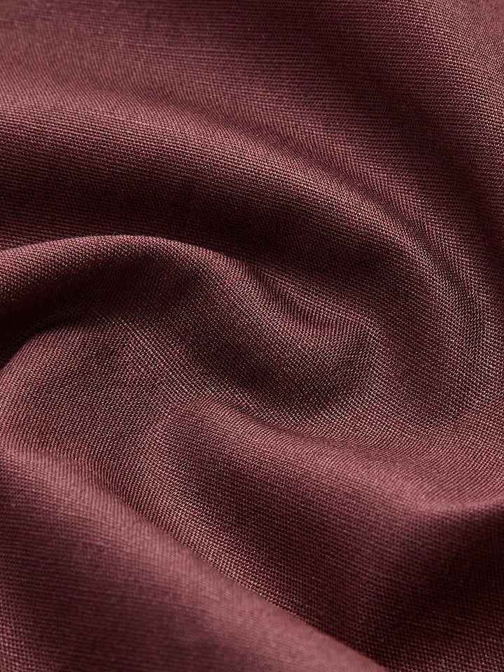 Figurformiges Kleid mit asymmetrischem Ausschnitt und langen Ärmeln