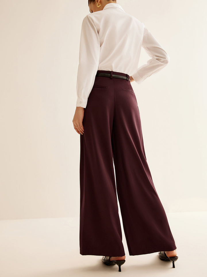 Stoffhose mit weitem Bein und ohne Gürtel
