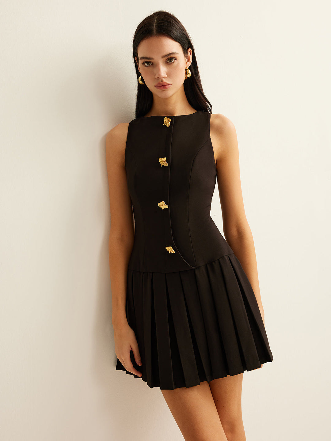 Metallknopf-Falten-Strickkleid