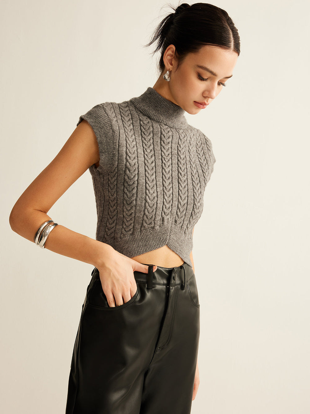 Kabel-Strick-Pullover-Weste mit Stehkragen