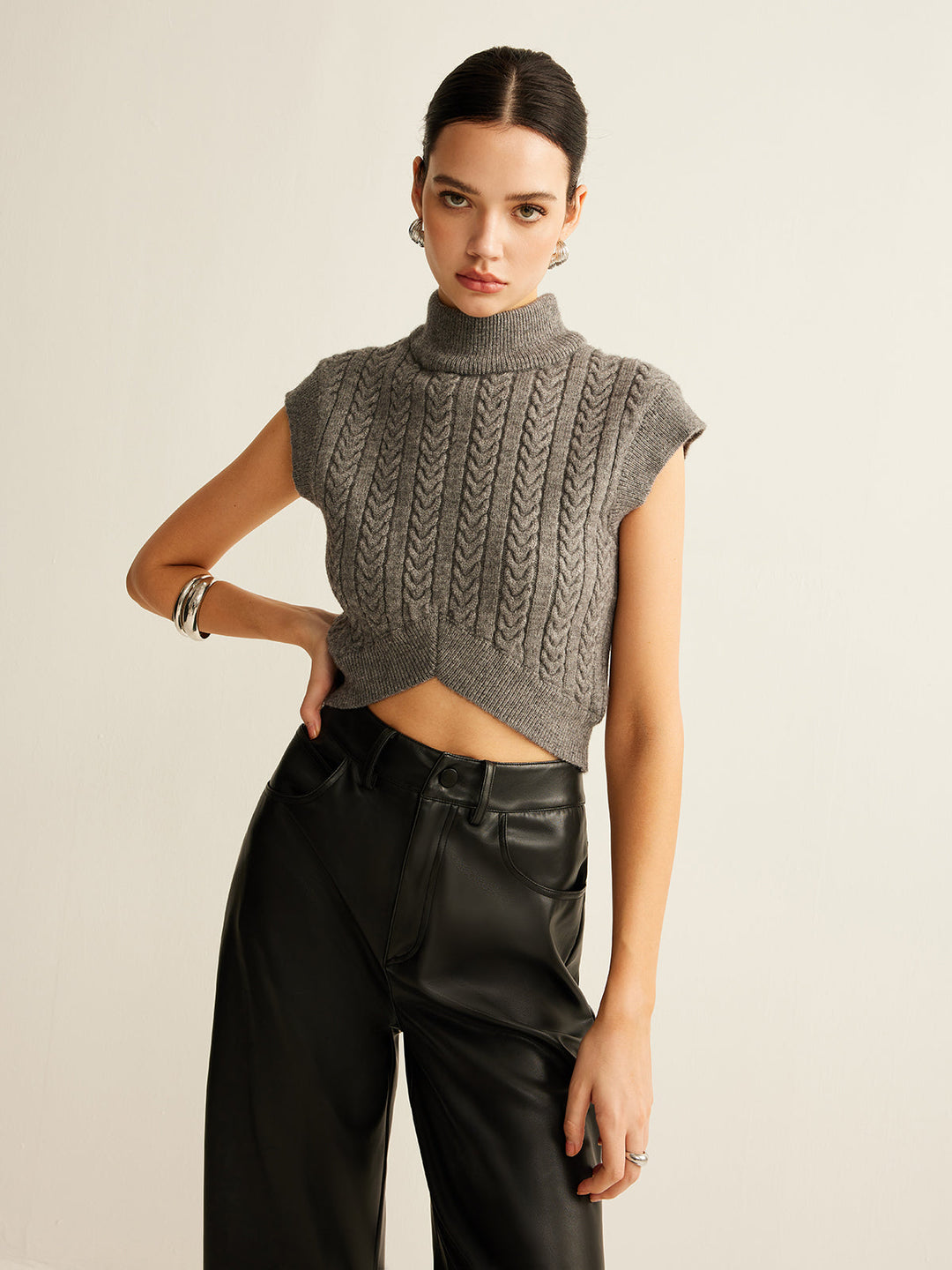 Kabel-Strick-Pullover-Weste mit Stehkragen
