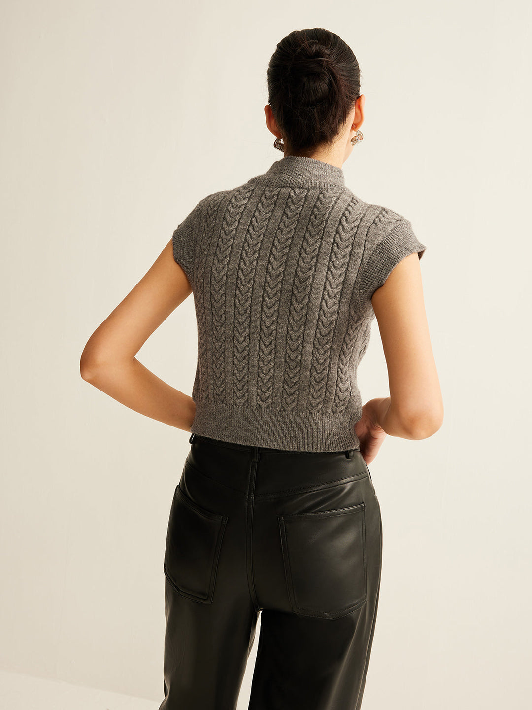 Kabel-Strick-Pullover-Weste mit Stehkragen