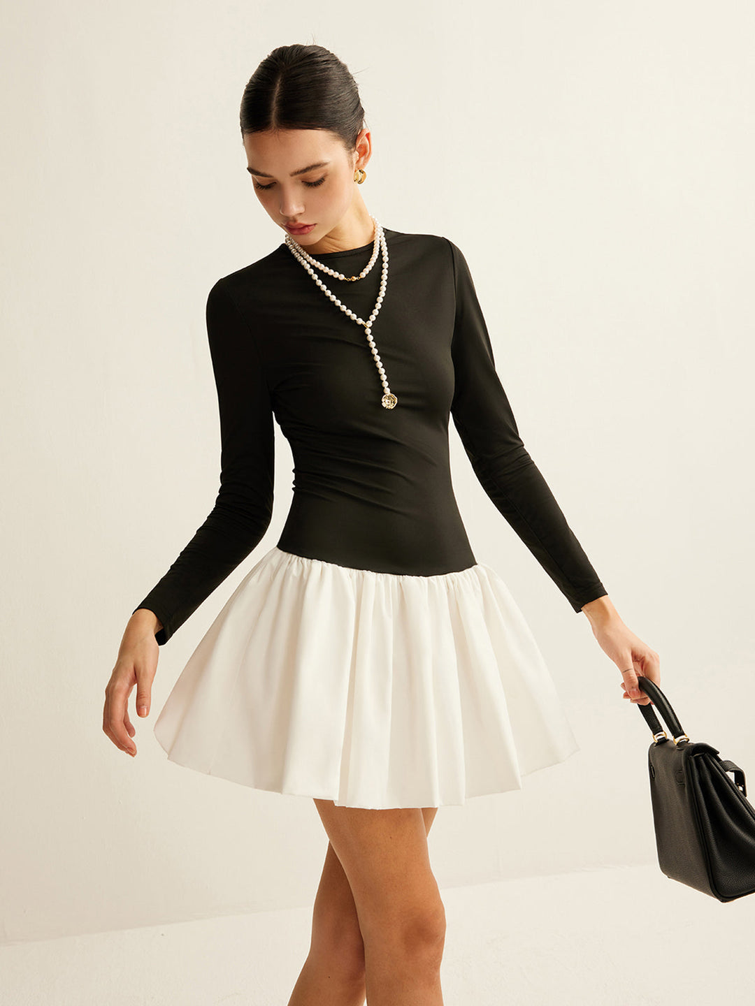 Zweifarbige Etikettenkleid mit schmaler Passform