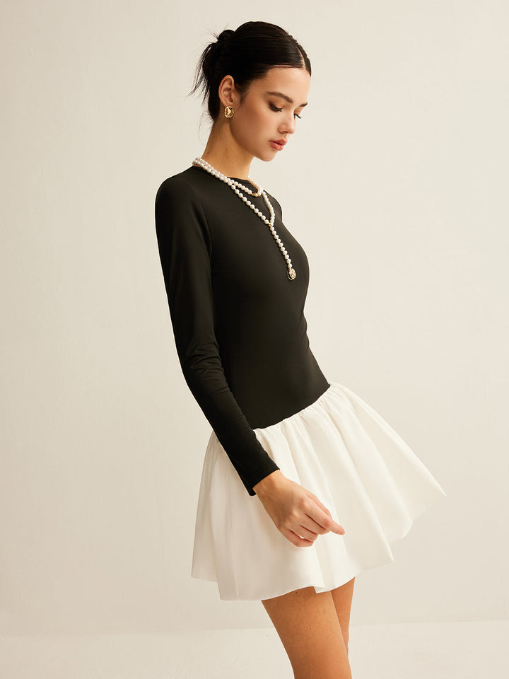 Zweifarbige Etikettenkleid mit schmaler Passform