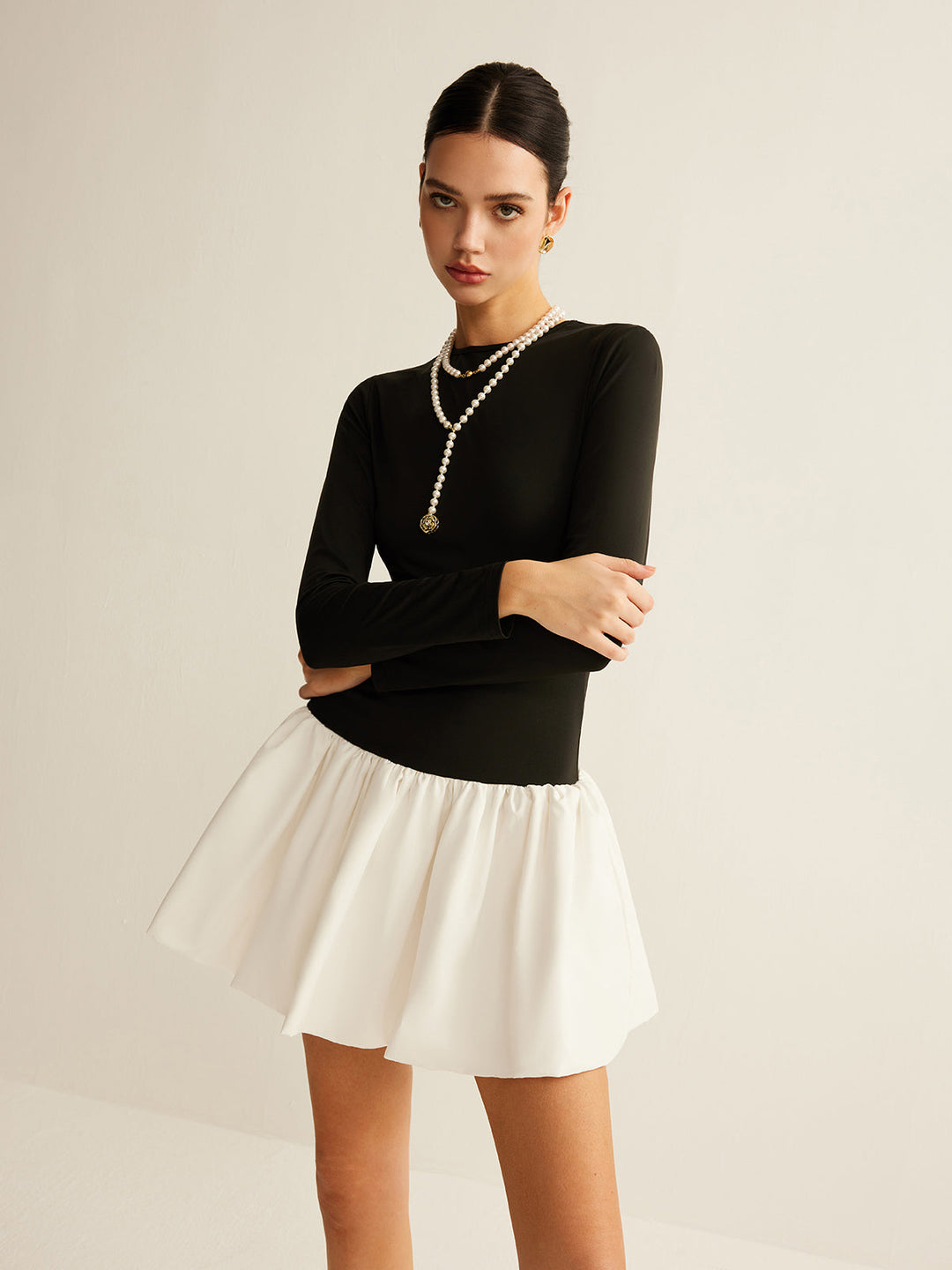 Zweifarbige Etikettenkleid mit schmaler Passform