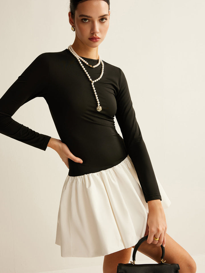 Zweifarbige Etikettenkleid mit schmaler Passform