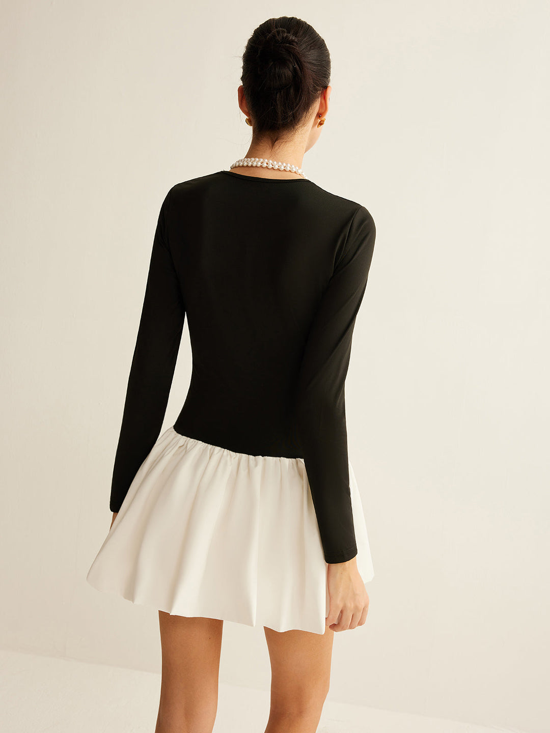 Zweifarbige Etikettenkleid mit schmaler Passform
