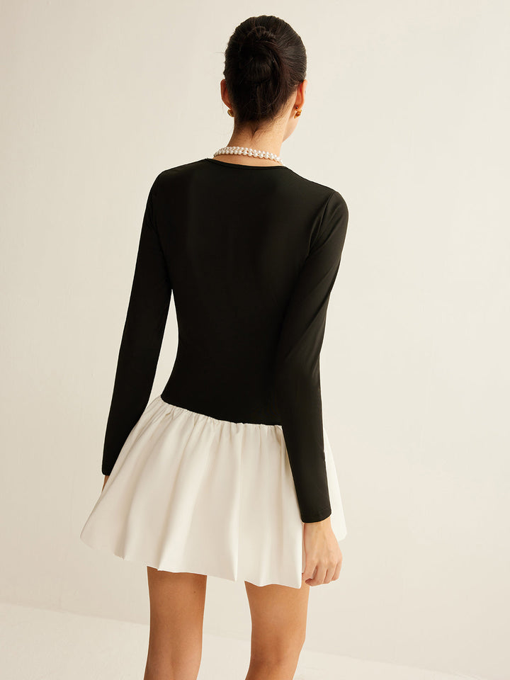 Zweifarbige Etikettenkleid mit schmaler Passform