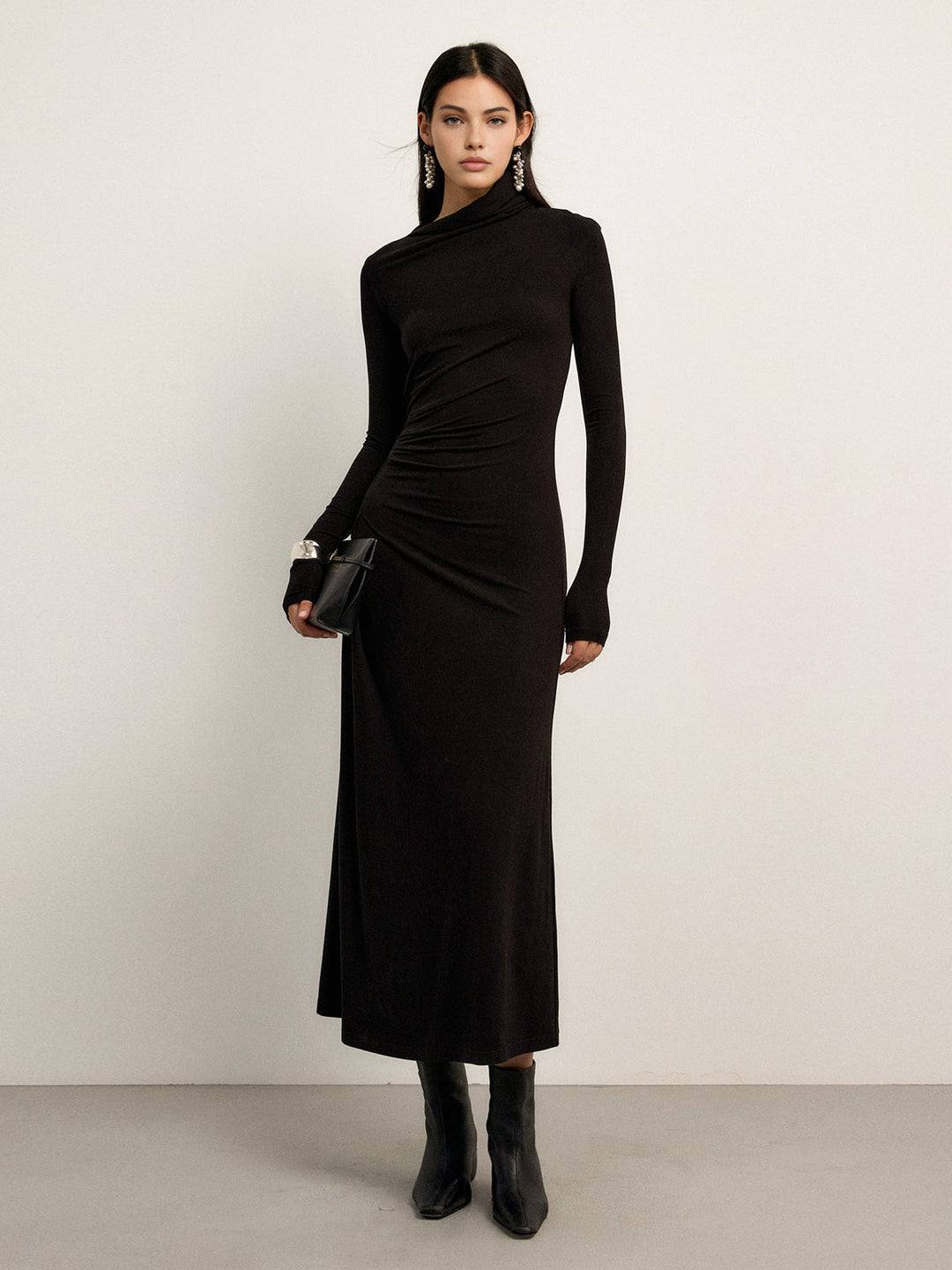 Figurformiges Kleid mit asymmetrischem Ausschnitt und langen Ärmeln