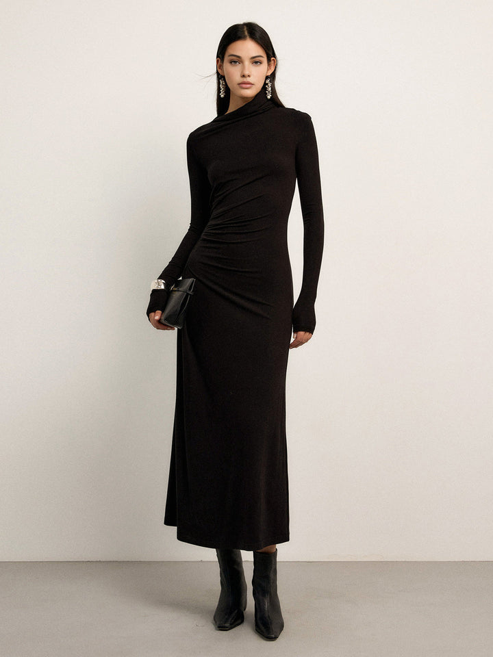 Figurformiges Kleid mit asymmetrischem Ausschnitt und langen Ärmeln