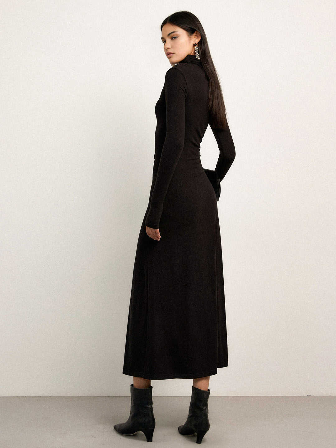Figurformiges Kleid mit asymmetrischem Ausschnitt und langen Ärmeln