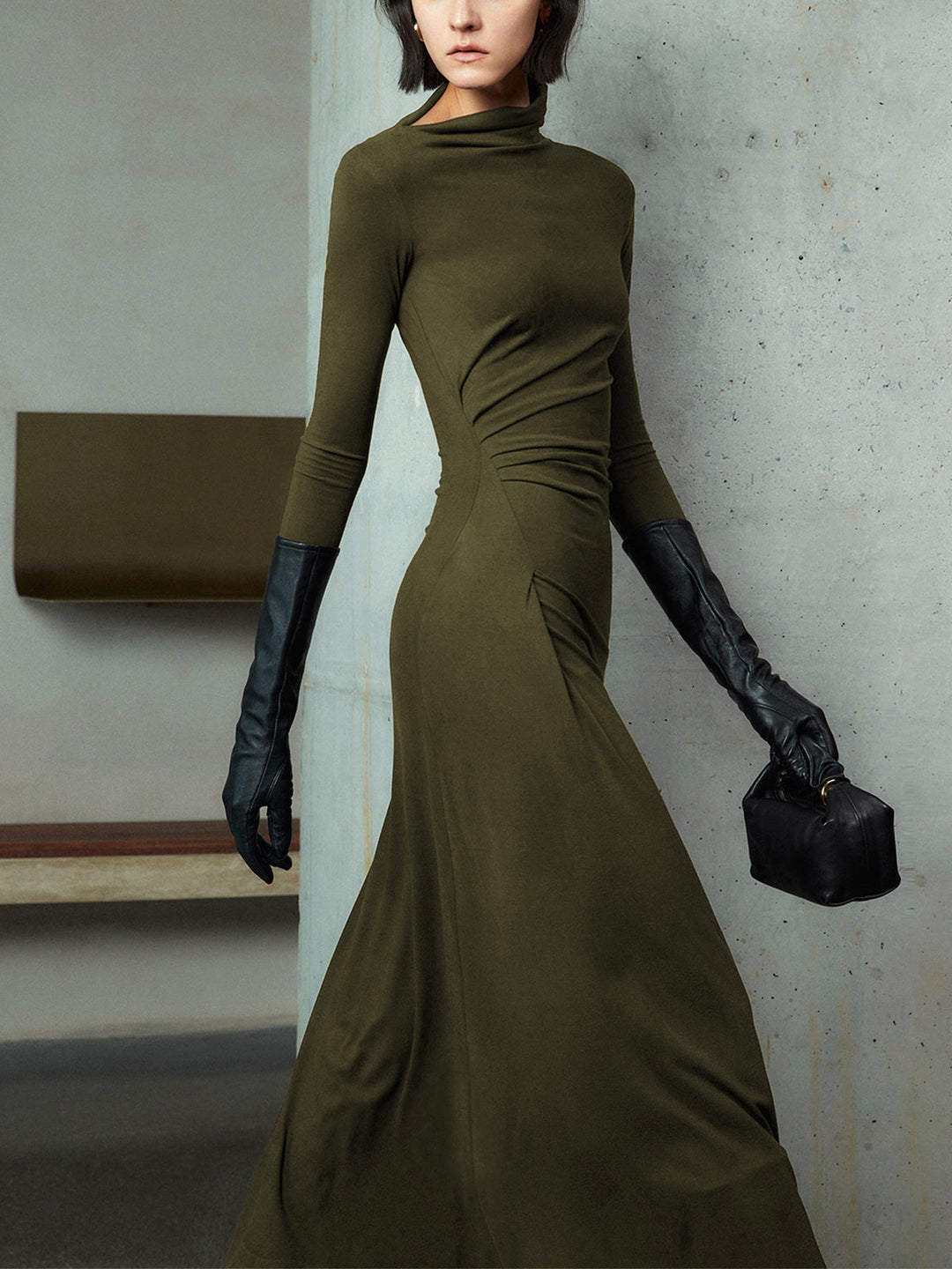 Figurformiges Kleid mit asymmetrischem Ausschnitt und langen Ärmeln